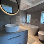 Badezimmer mit Waschbecken, Badewanne und Toilette