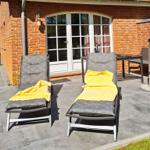 Terrasse mit Sonnenliegen...