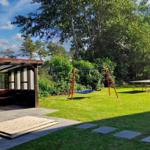 Garten mit Tischtennisplatte und Schaukel...
