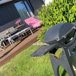 Der Weber Gasgrill lagert neben dem Hauseingang