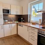 Küche mit getrenntem Kühl-Gefrierschrank, Spülmaschine, Backofen, Mikrowelle, Ceranfeld