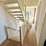 Treppen/ Flur Obergeschoss. Die Treppen nach unten und oben können auf dieser Etage mit Rollos kindersicher verschlossen werden.
