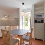 Küche mit Esstisch, Fenster und Regal