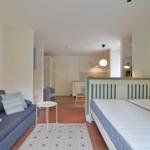 Ein Schlafzimmer mit zwei Matratzen und einem Sofa im Wohnbereich.