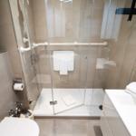Dusche mit Handlauf, WC und Waschbecken