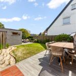 eigener Garten mit Essecke, Loungebereich, Weber Kugelgrill, Strandkorb und Saunahaus mit Gartendusche
