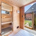 Sauna mit Glaswand und Blick auf Garten