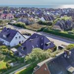 Haus mit Solaranlage und Blick aufs Meer