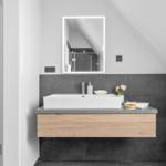 Moderne Dusche mit Glaswand und Duschbrause