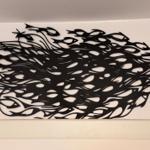 Schwarzes Metallbild mit Fischmotiven an der Wand