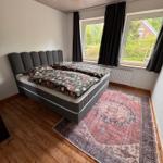 Schlafzimmer (2) mit Boxspringbett