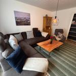 geräumiges Wohnzimmer