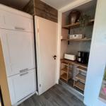 Kühlschrank, Abstellraum und Regale