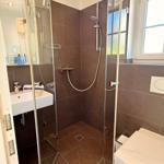 Badezimmer, bodengleiche Dusche mit Eckeinstieg