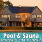 Zweistöckiges Haus mit Pool und Sauna im Freien. Modernes Design mit großen Fenstern.