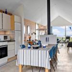 Küche mit Esstisch und Blick aufs Meer