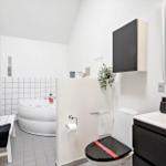 Badezimmer mit Badewanne, Toilette und Waschbecken.