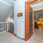 Haus mit Holzboden und Tür zum Schlafzimmer