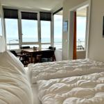 Schlafzimmer mit Blick aufs Meer und Essbereich