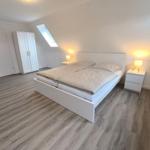 Schlafzimmer mit 180x200 Bett und Schrank