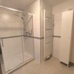 großes Bad mit Dusche