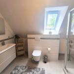 großes Bad mit Dusche