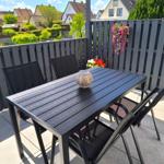 Super große Terrasse mit Sonnenliegen, Tisch und Stühle