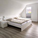 Schlafzimmer mit 180x200 Bett und Schrank