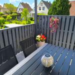 Super große Terrasse mit Sonnenliegen, Tisch und Stühle
