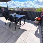Super große Terrasse mit Sonnenliegen, Tisch und Stühle