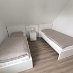 Zweites Schlafzimmer mit zwei 90x200 Betten, Schrank und TV