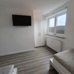 Zweites Schlafzimmer mit zwei 90x200 Betten, Schrank und TV
