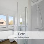 Badezimmer mit Dusche, Toilette und Fenster zur Aussicht.