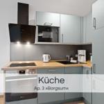 Küche mit Edelstahlherd, Mikrowelle und Kaffeemaschine