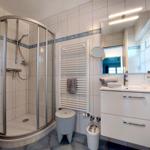 Duschbad mit Glasdusche, Handtuchwärmer und Föhn