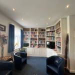 Unsere Bibliothek ist ein gemütliches Wohnzimmer für unsere Gäste
