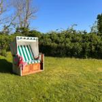 Unser Strandkorb seitlich des Hauses lädt zu gemütlichen Stunden in der Sonne ein.