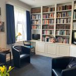 Unsere Bibliothek samt Mini-Bar ist ein gemütliches Wohnzimmer für unsere Gäste.