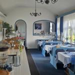 Der helle Frühstücksraum des Strandhotels mit Blick auf den Kapellenplatz