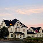 Die seit 100 Jahren fast unveränderte Außenansicht des Strandhotels in Wenningstedt auf Sylt