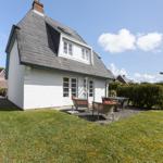 Wohnhaus mit Terrasse, Garten und Grillplatz. Hinterhof mit Hecke und Baum.