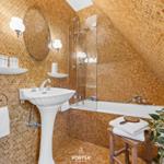Badezimmer mit sechseckigen Fliesen, Standwaschbecken und Dusche