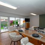 Esszimmer mit Tisch, Stühlen und Blick auf den Garten