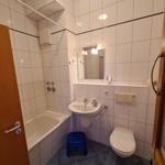 Helles Badezimmer mit Badewanne in gemütlicher Ferienwohnung auf Fehmarn nahe Ostsee.