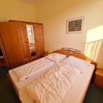 Freundliches separates Schlafzimmer mit Doppelbett in gemütlicher Ferienwohnung am Südstrand Fehmarn.