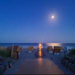 Romantische Abendstimmung am Südstrand Fehmarn mit Blick über die ruhige Ostsee.