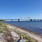 Die bekannte Fehmarnsundbrücke an der Ostsee – Wahrzeichen der Insel Fehmarn.