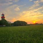 Idyllischer Sonnenuntergang am Leuchtturm Staberhuk auf Fehmarn.