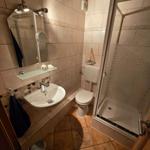 Gepflegtes Badezimmer mit Dusche und stilvoller Ausstattung für angenehmen Komfort im Ostseeurlaub.
