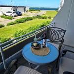 Gemütlicher Balkon mit Sitzgruppe und Ostseeblick für entspannte Urlaubstage am Südstrand Fehmarn.